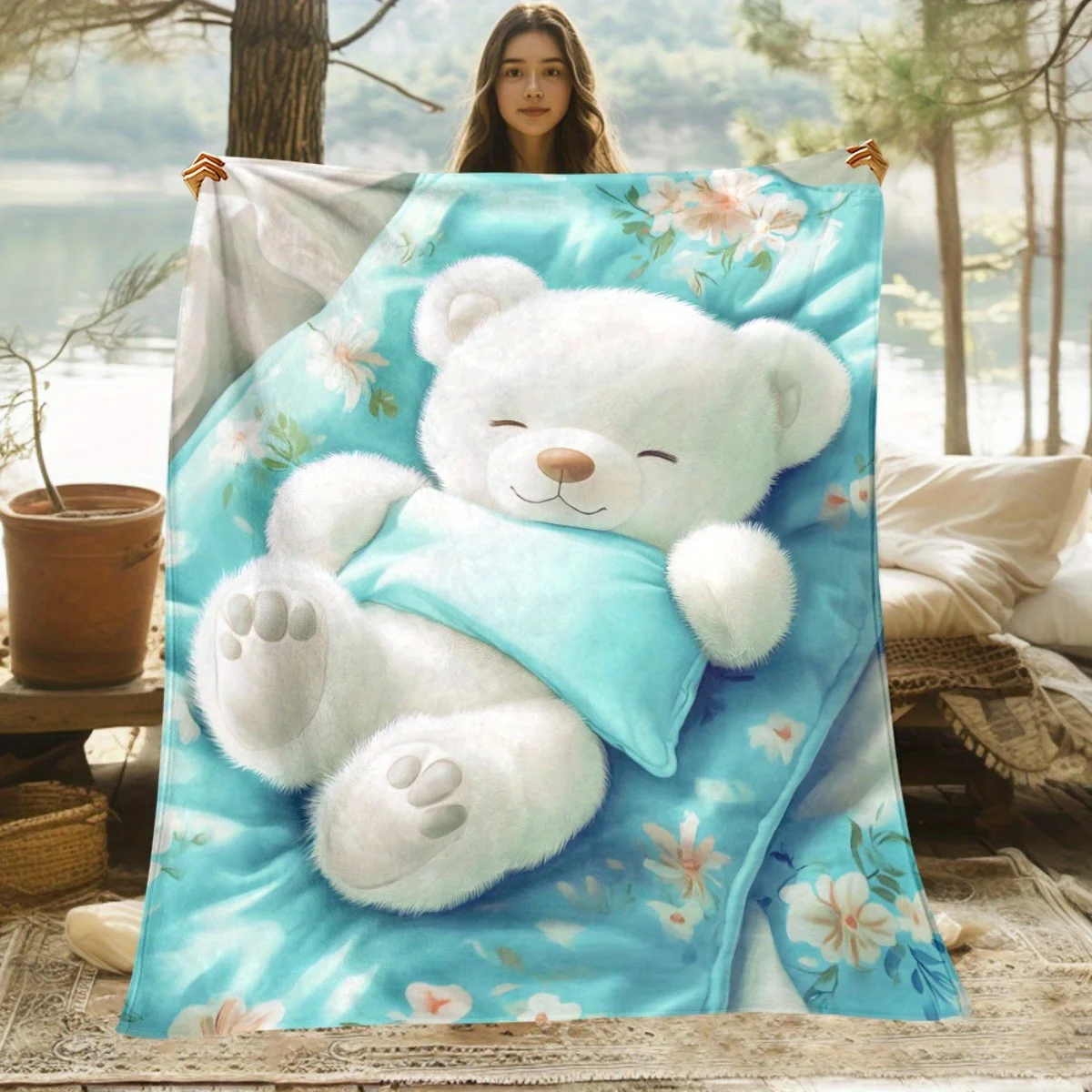 Un orso su un cuscino blu. Coperta in flanella leggera, ideale per divani, letti, viaggi