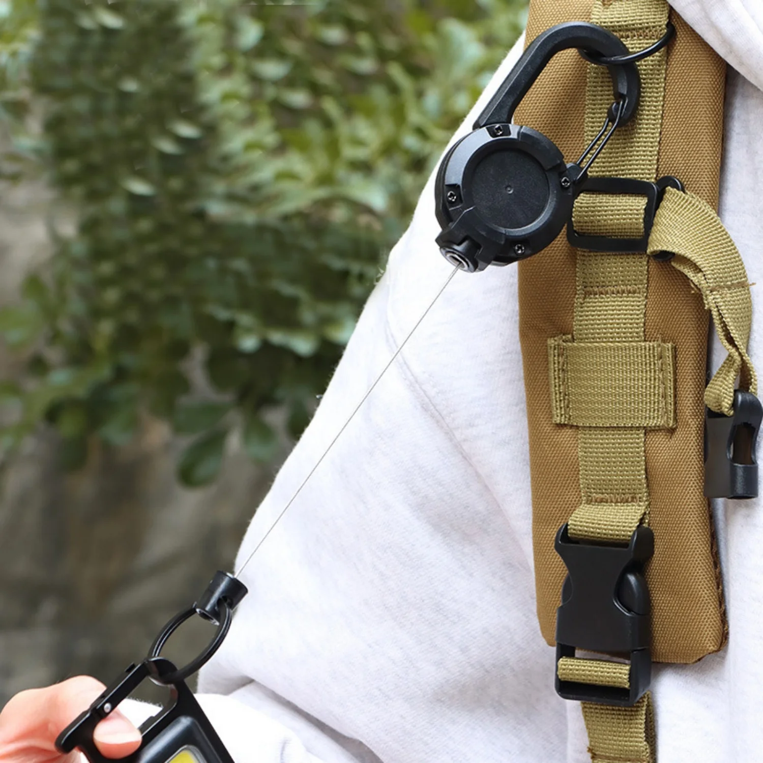 10 Stück robuste einziehbare Ausweishalter, diebstahlsicherer Stahlseil-Karabiner-Schlüsselanhänger, 60 cm, leicht zu ziehen, Outdoor EDC taktischer Ausweishalter – Detail 7