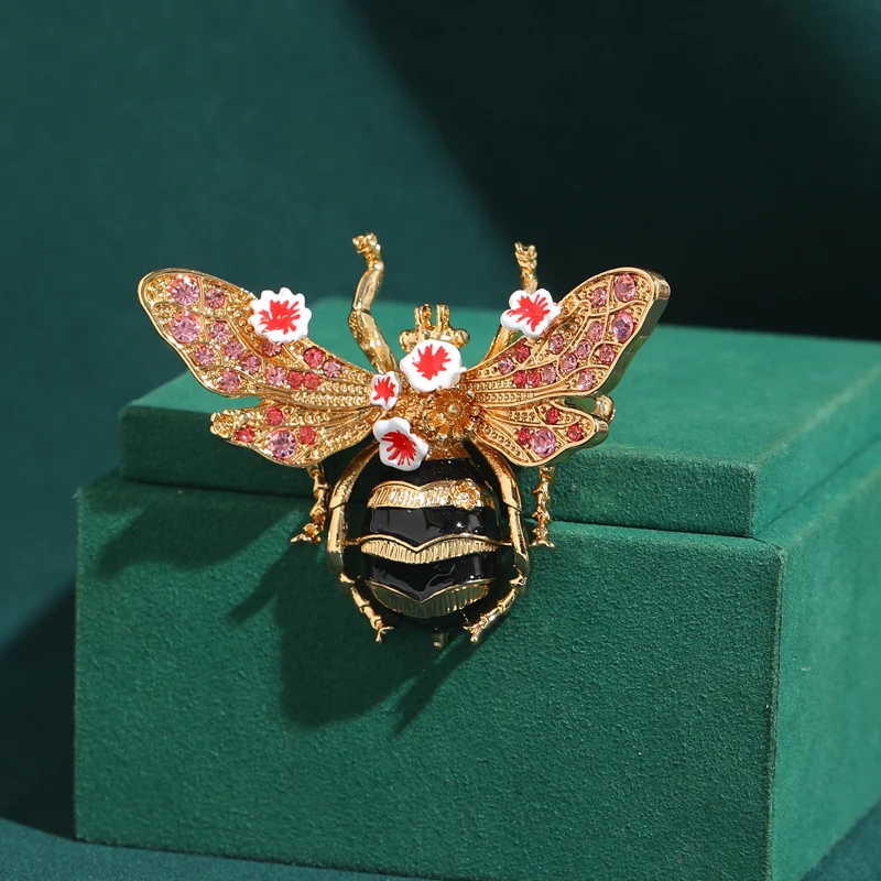 

Bee Moth Rhinestone Brooch Vintage For Woman Pink Flower Luxury Designer Jewelry Retro Style 2026 New Accessories Mothers Day