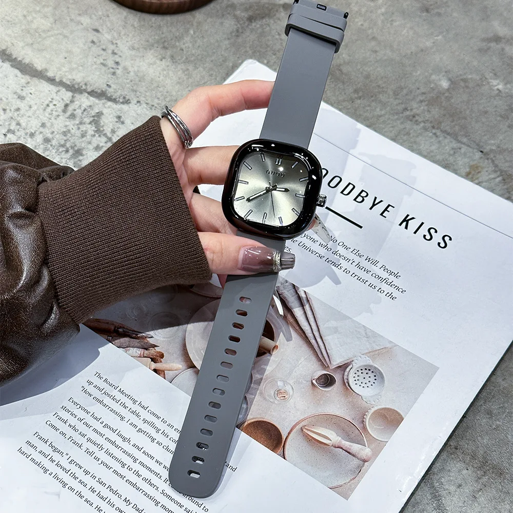 2026 New Women's Square Quartz Watch: Fashionable Leopard-Print Silicone Strap Minimalist Niche Luxurious Design, High End Watch