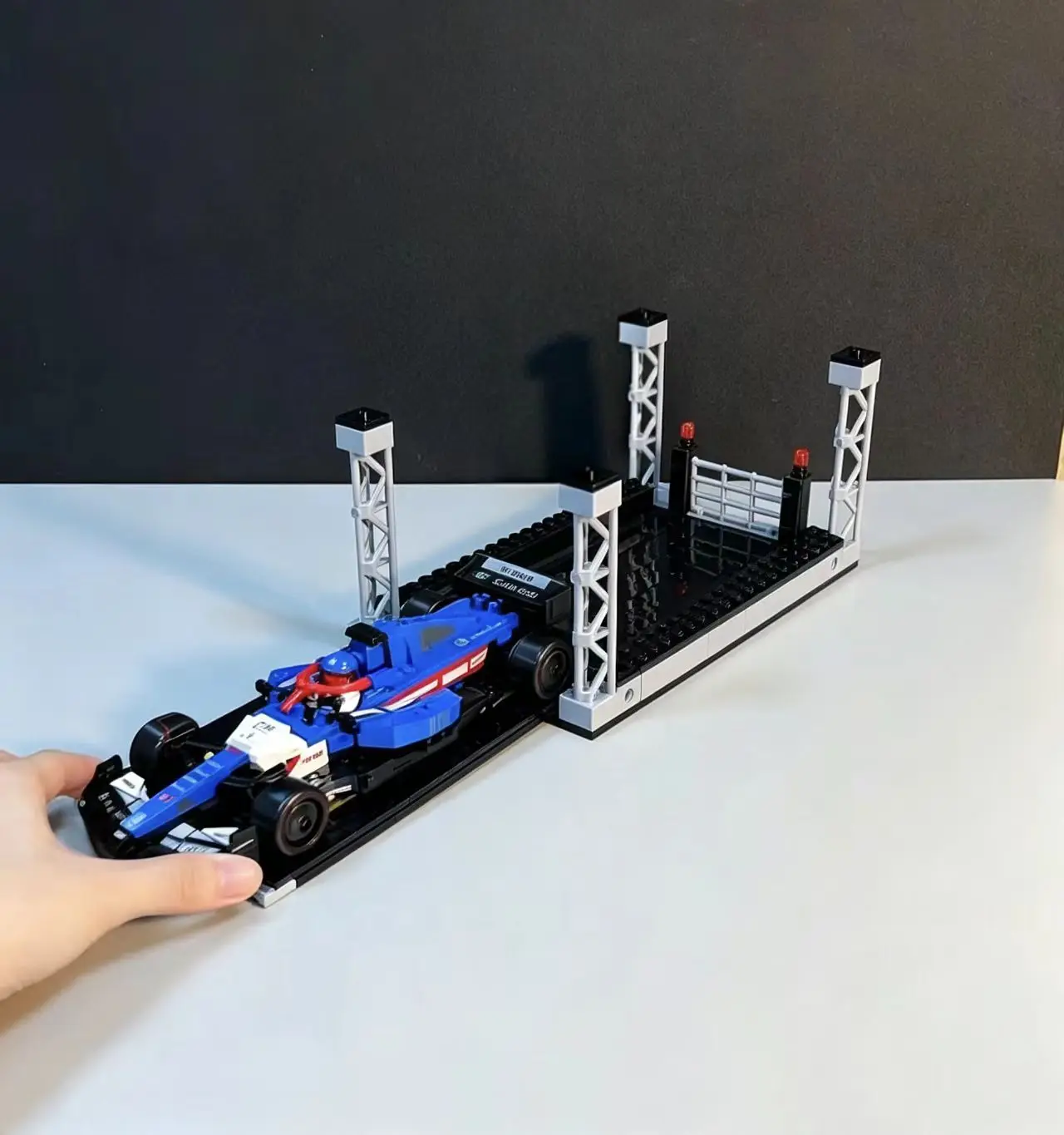 Champions Display Stand XL Kompatibel mit Supercar-Rennwagen-Bausteinen Modell DIY Garagenteile-Set + Elektronische Bauanleitung – Detail 21