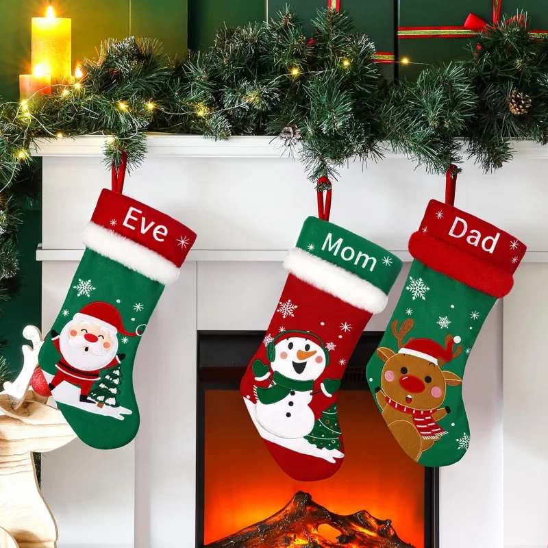 ถุงน่อง ถุงน่องขนาดใหญ่ 18 ชิ้นพร้อมการปักที่สวยงาม สโนว์แมน ซานต้า กวางเรนเดียร์ สีแดงคลาสสิกแบบดั้งเดิม