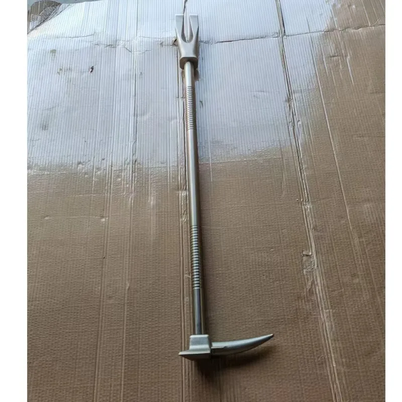 Tool with metal cutting claws for forced entry into rescue and fire-fighting rogue bars