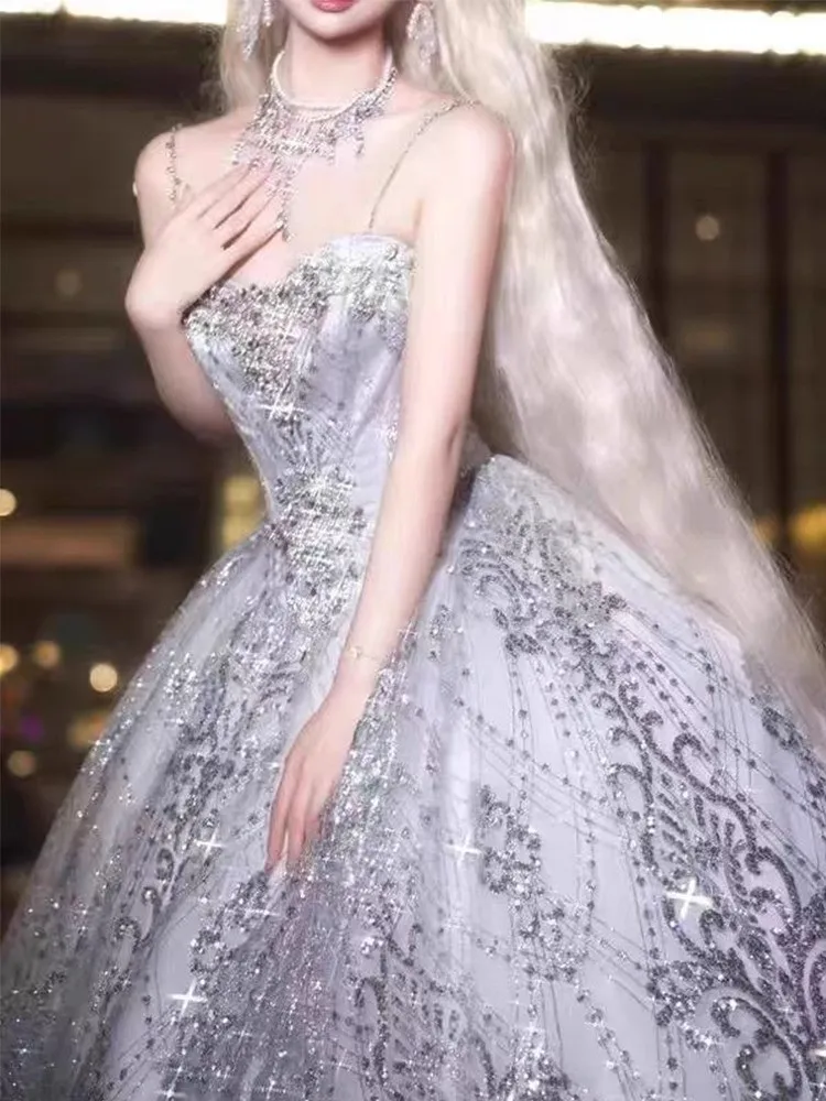 

Birthday party coming-of-age ceremony student host wedding dress