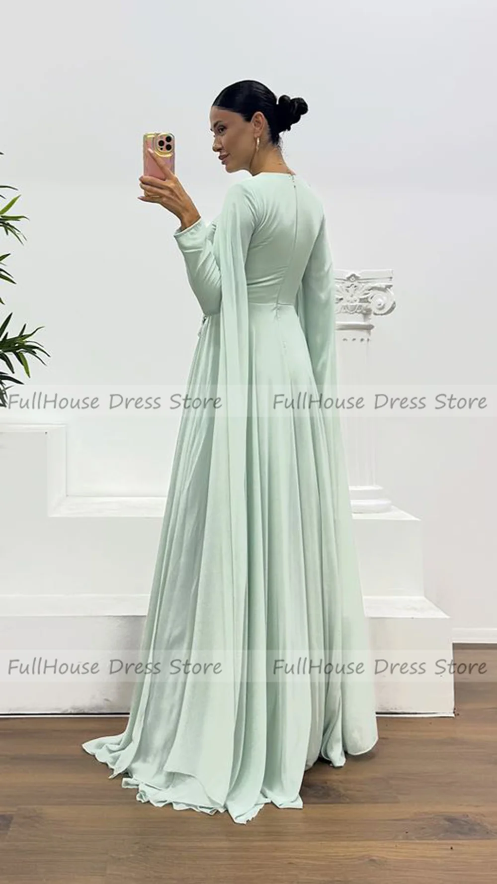 Maßgeschneidertes, gestuftes, plissiertes, drapiertes A-Linien-Abendkleid mit O-Ausschnitt und langen Ärmeln, floraler Spitze, bodenlang, rückenfrei und Schleppe