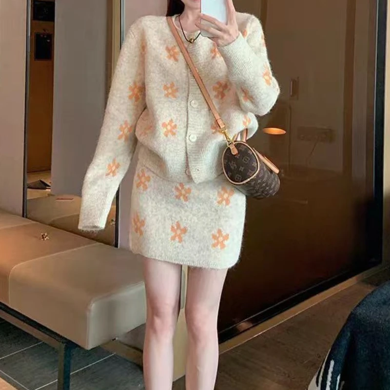 Autumn New Knitted Suit Femininity Flower Cardigan Skirt Two-piece Set 2025 Autumn and Winter New 4