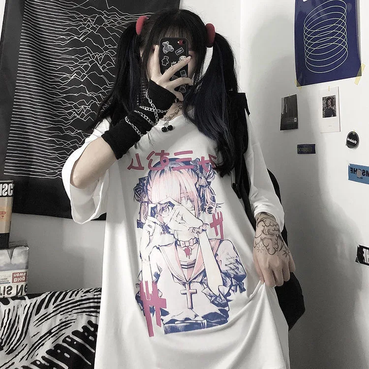 تي شيرت أنيمي قصير الأكمام للنساء، قميص نصف كم بتصميم داكن