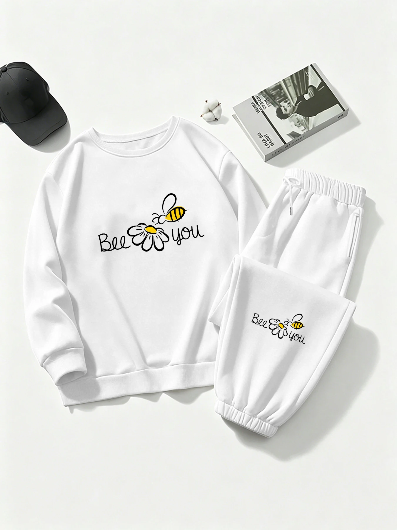 

Gentle and Sweet Style Casual Sweatshirt Set, Women's Two-Piece Set with Bee Letter and Line Print, Loose Fit Slimming Casual Outfit, Round Neck Long-Sleeve Top and Jogger Sweatpants, Spring and Autumn Commuting Wear, Women's Clothing