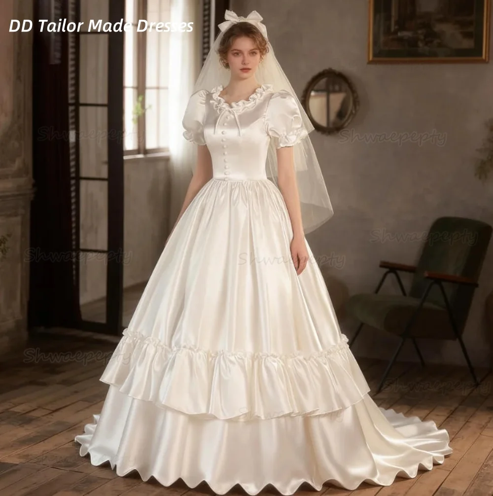 Suknia ślubna w stylu vintage, satyna w kolorze kości słoniowej, tren sweep, krótkie rękawy, dekolt okrągły, guziki, długa, klasyczna, prosta, suknie dla panny młodej, możliwość personalizacji.