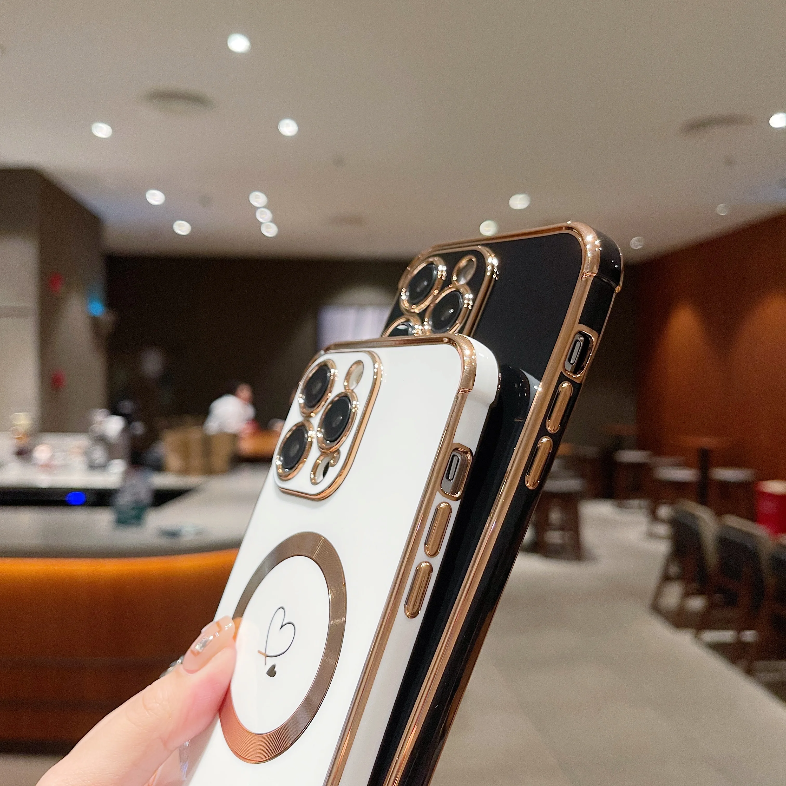 Lujosa funda magnética para teléfono móvil con cuerda colgante y cuentas láser en forma de corazón, adecuada para carga inalámbrica y protección a prueba de golpes