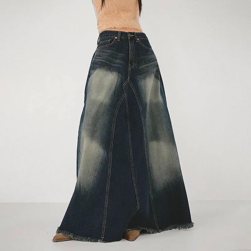 Vintage washed denim with a large A-shape to show off weight, fishtail denim half body skirt, long and trendy style