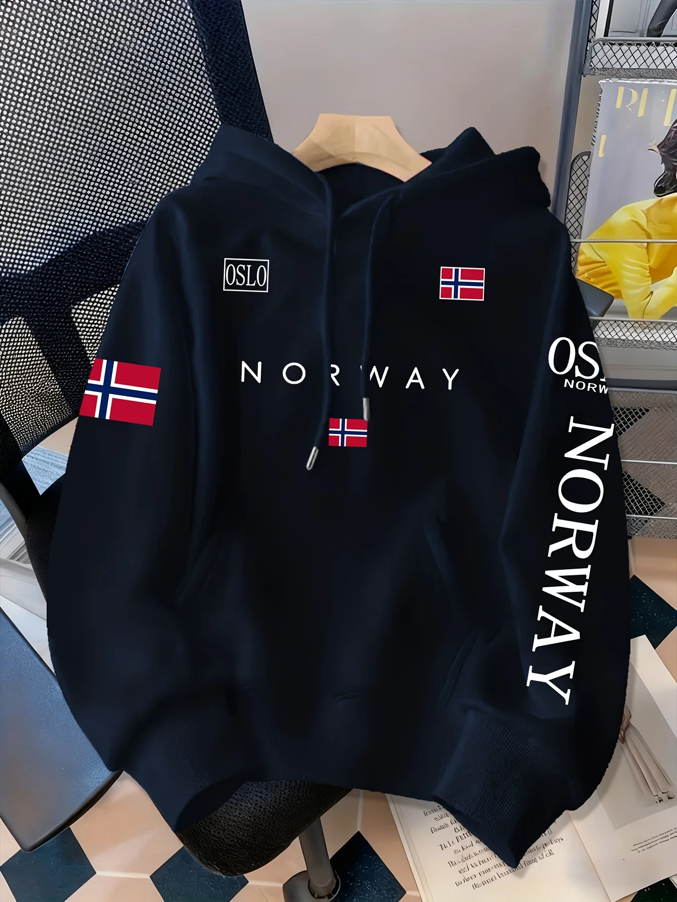 Outdoor men's and women's identical sweatshirts suitable for exercise and sports in autumn and winter seasons.