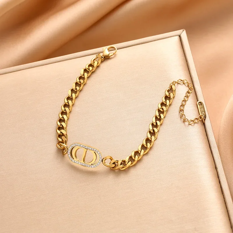 أحدث سوار هيب هوب مزدوج الحروف على شكل حرف D سلسلة سميكة مجوفة من الفولاذ المقاوم للصدأ باللون الأحمر في عام 2025