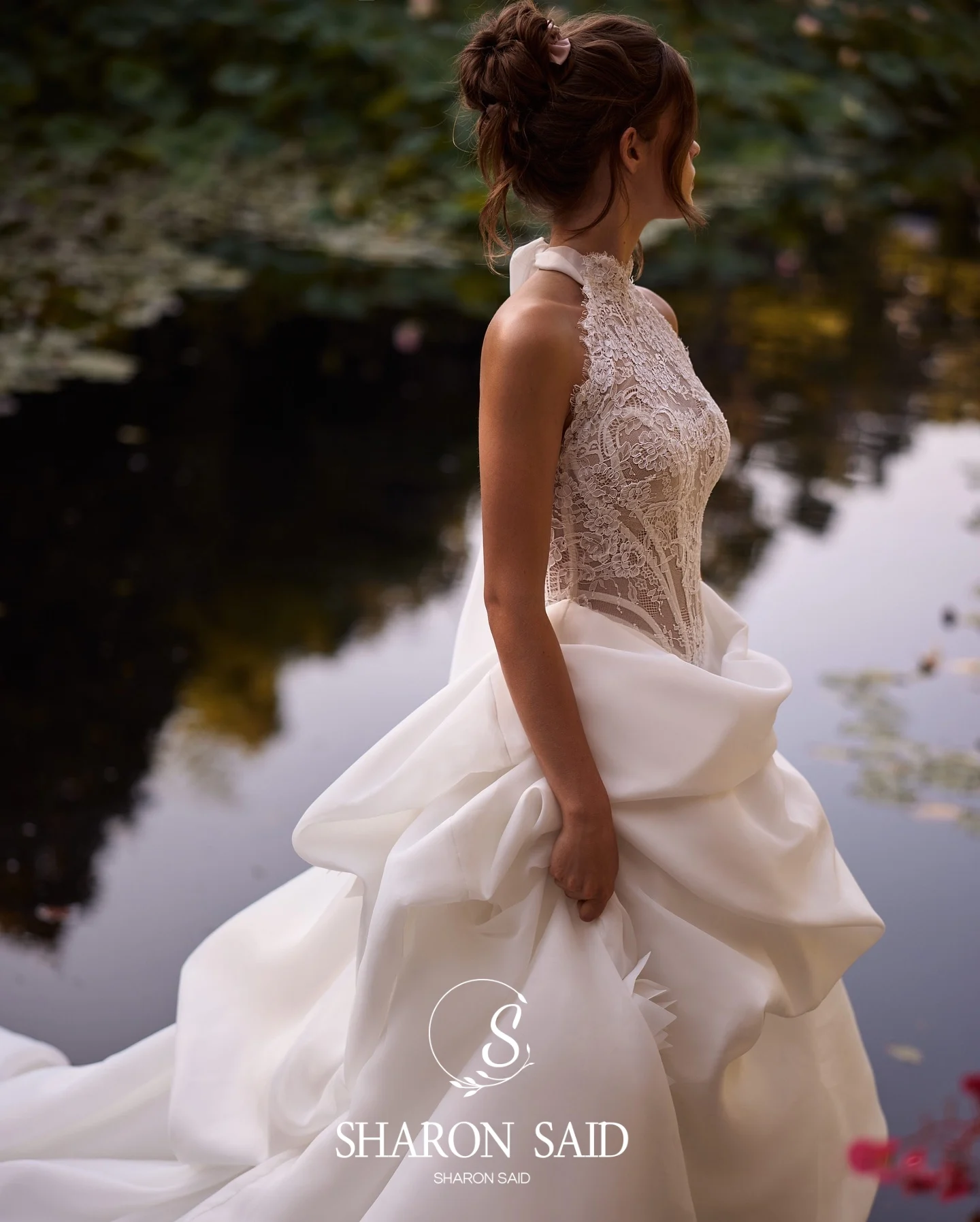 シャロンはエレガントなホルター A ラインオフホワイトレースのウェディングドレス 2025 ノースリーブサテンプリーツロマンチックな花嫁ドレス SW121 カスタマイズ