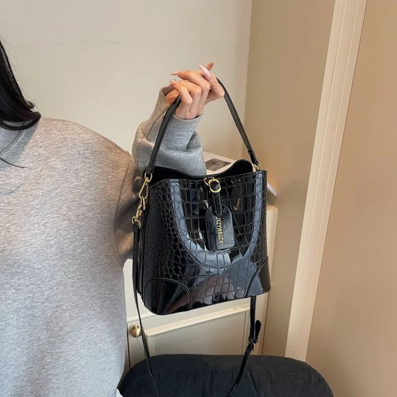 

Unique Simple Messenger Bag For Leisure Activities Mini Size Crossbody Handbag Women Solid Color Classic Design