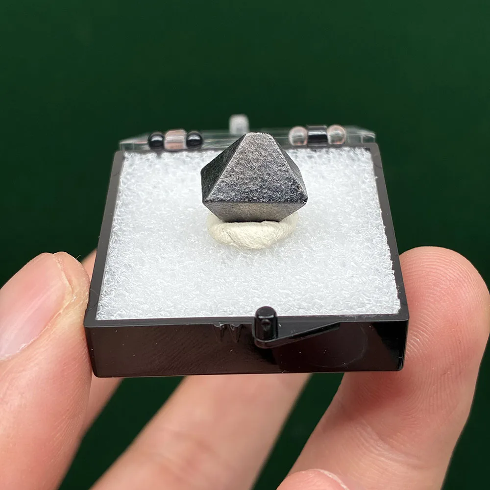 A1-4B 1PCS 100% Natural Magnetite Stones and Crystals Healing Crystals Quartz Gemstones Teaching specimen Box size:35*35*35 mm