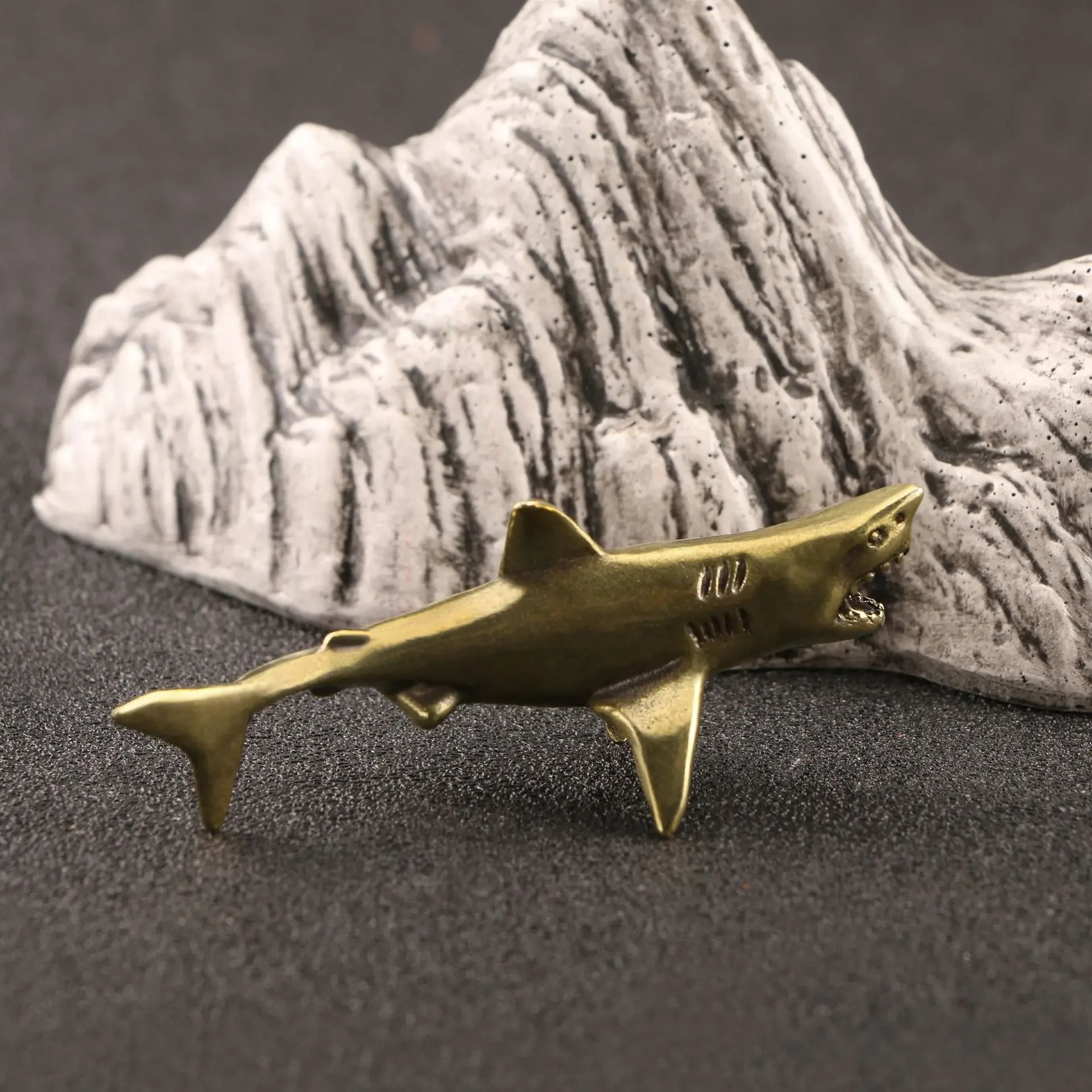 Brass Shark Small Ornament Animal Metal Figurine Tea Pet Desktop Office Desk Decoration Collection of Crafts Home Decor