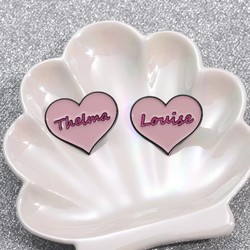 Thelma Louise alfileres de esmalte personalizados, broches con forma de corazón rosa, insignias de solapa, joyería de película de feminismo clásico, regalos para amigos