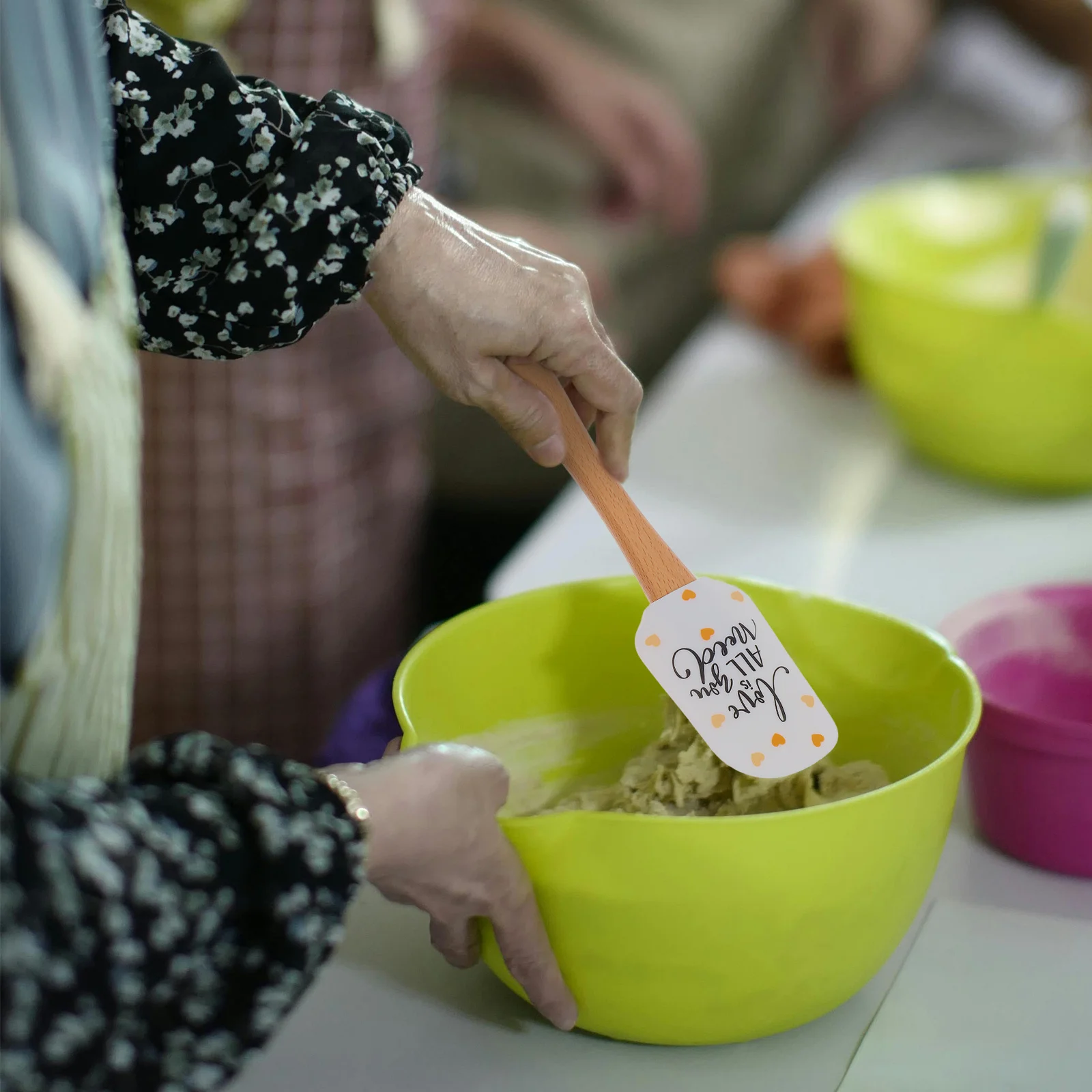 

2Pcs Heart Design Silicone Spatula Set Valentine's Day Wooden Handle Heat Resistant Kitchen Gadget for Baking Cooking Decorating