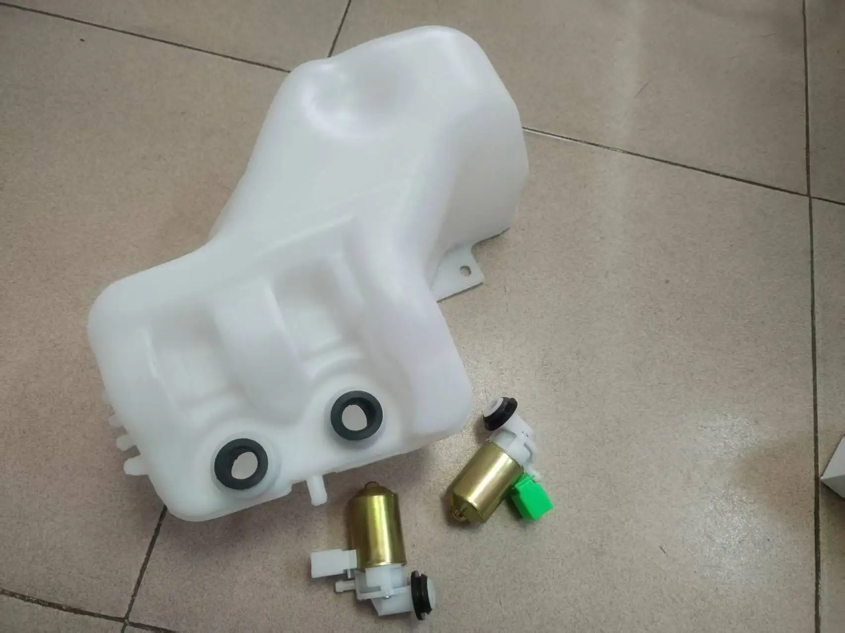Wiper Washer Bottle 2 Pumps fits Nissan Patrol GQ Y60 TD42 TB42 Car Glass Spray Bottle Washer