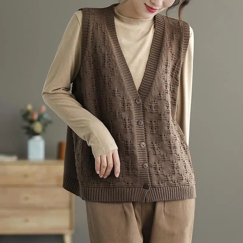 Brown Knitted Top for Women Red Ladies Sweaters V-neck Vest Winter Button Harajuku Fashion Designer Korean Style 2024 Cold Trend