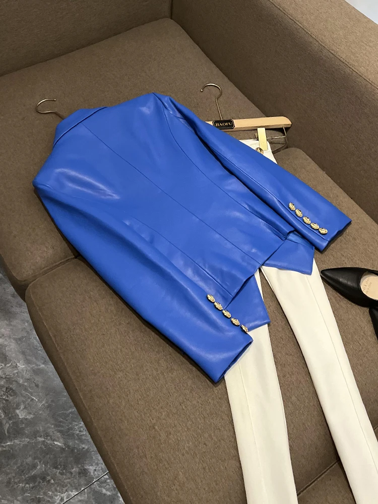 سترة نسائية أنيقة عالية الجودة من الجلد الصناعي مع إبزيم معدني، تصميم نحيف وأنيق بأكمام طويلة ولون موحد مناسب للعمل