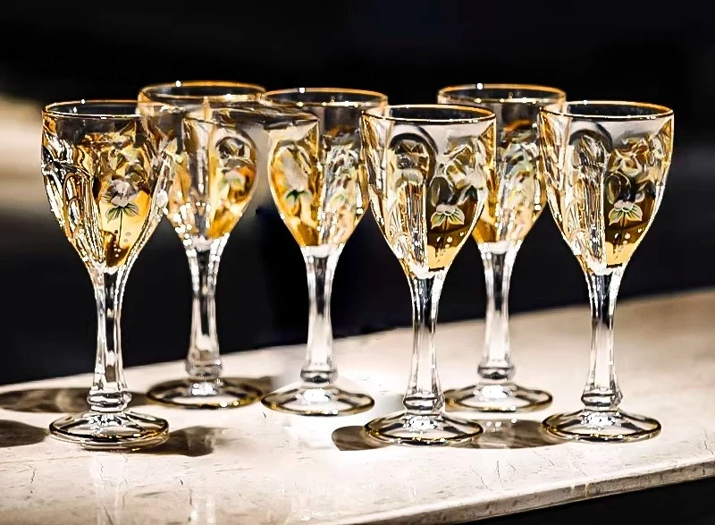 

A pair of high-end crystal glass light luxury gold-painted high-footed red wine glasses gift box