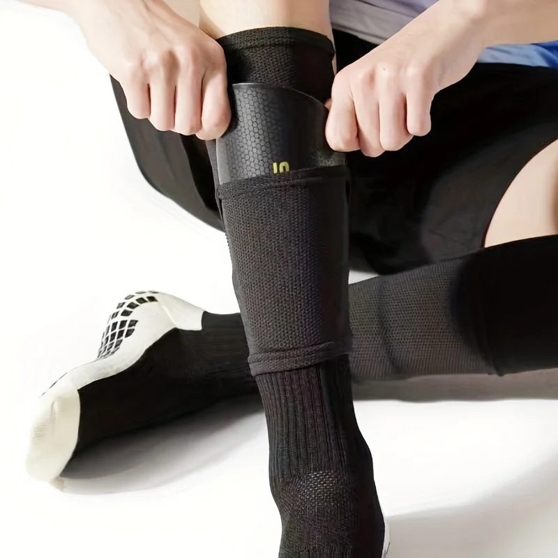 Une paire de protège-tibias de football pour jeux de football, déflecteurs anti-collision, protège-mollet épais