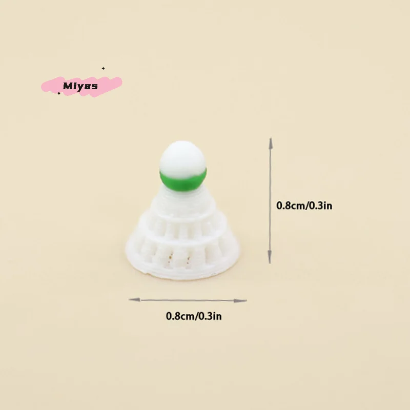 ชุดไม้แบดมินตันจิ๋ว 1 คู่ สำหรับตกแต่งฉากกีฬาในบ้านตุ๊กตาขนาด 1/12 ของเล่นจำลองสำหรับเล่นบทบาทสมมติในบ้านตุ๊กตา