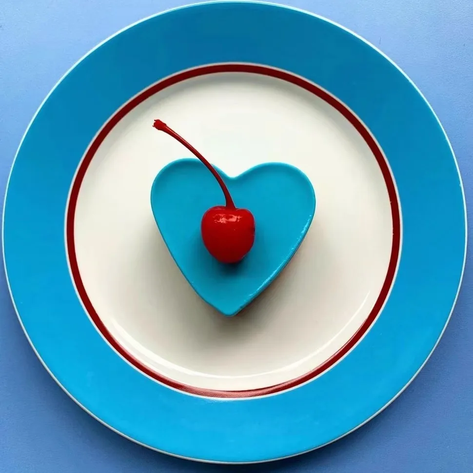 

Korean Style Minimalist Bright Blue Red Line Plate, Salad Plate, Dessert Plate, Niche Blue, Good-Looking Photo Plate