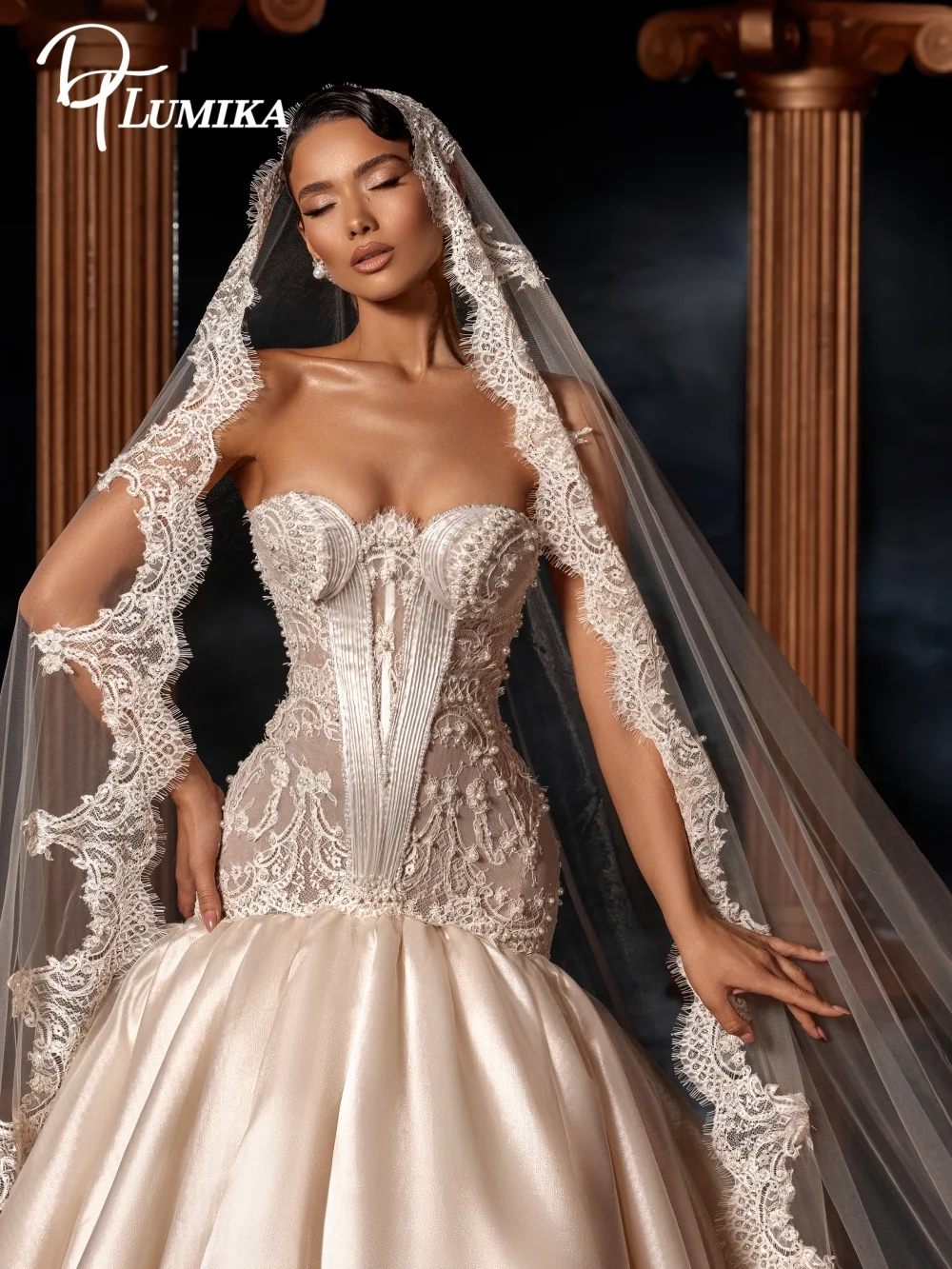 Royal Satin Wedding Dress 2026 Fluffy Lace Trimmed Bridal Gown Luxury Strapless Ball Gown Floor-Length Bridal Dress Robe De Mari