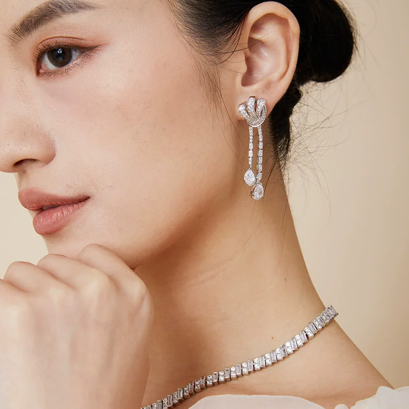 

Дизайнерская коллекция, стильные длинные серьги, женские серьги с инкрустацией кубическим цирконом и бантом, кисточками, серьги