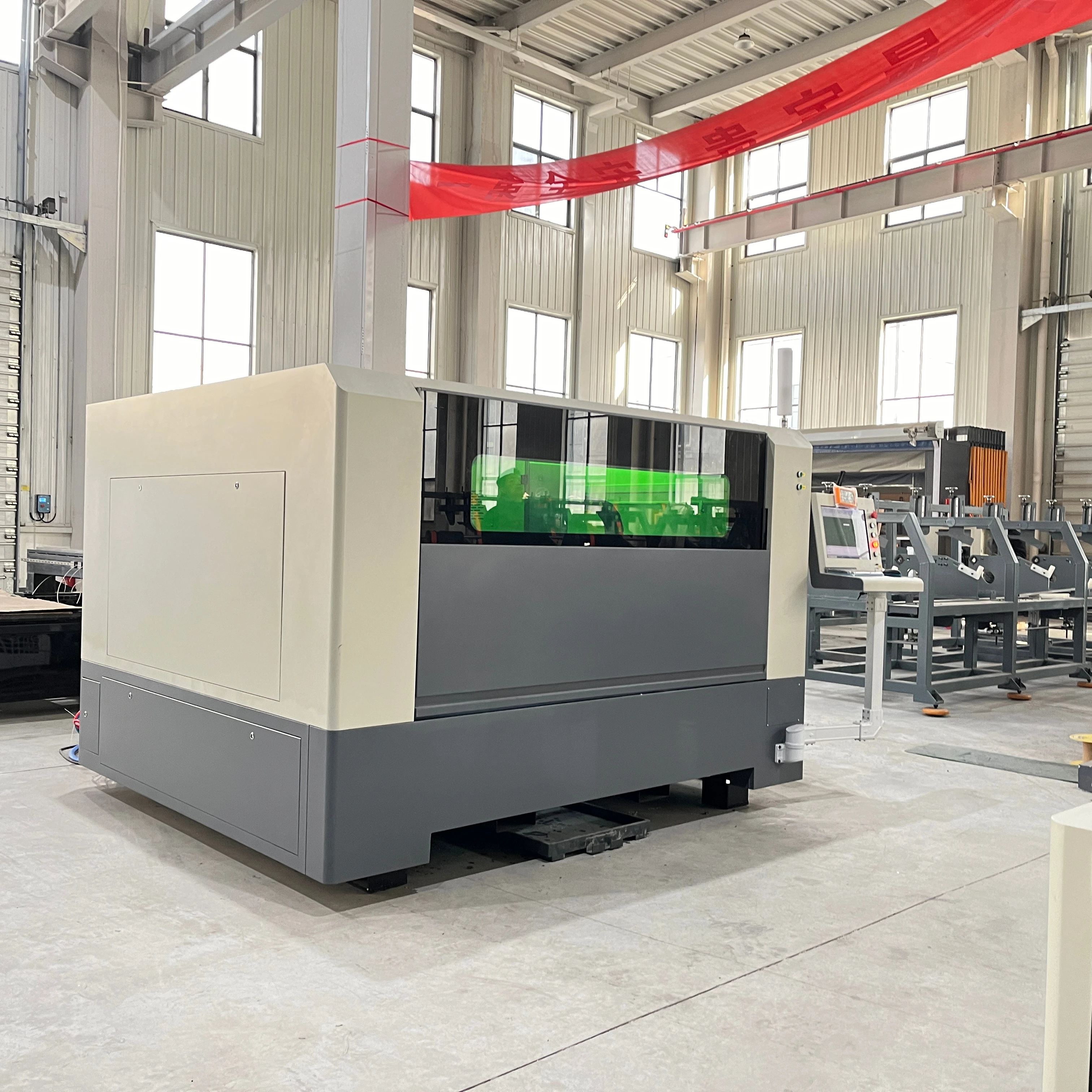 

Высокоточный мини-станок для лазерной резки оптоволокна 1390/1610 с быстрой доставкой и закрытым кожухом