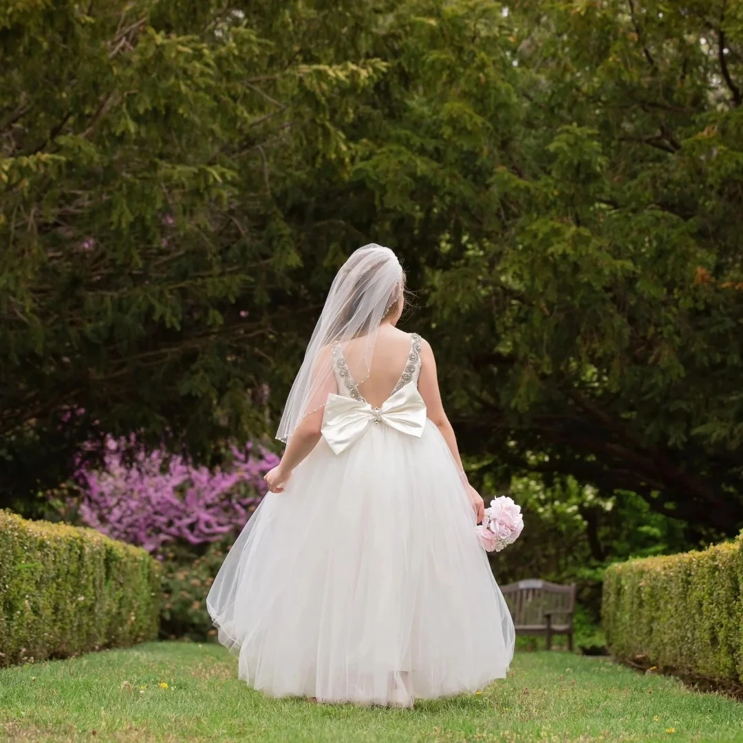 Weiße Blumenmädchenkleider für die Hochzeit, Kristallspitze, Applikationen, ärmelloses Mädchenkleid für Fotoshooting, Erstkommunionkleid, individuell gestaltet