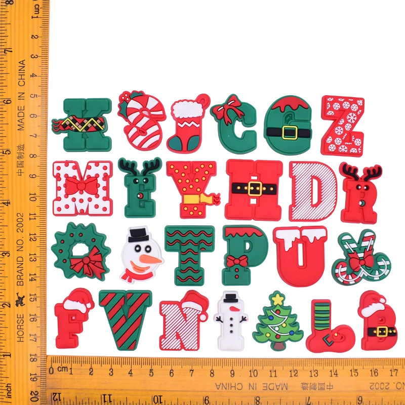 Natal Lettered Cartoon Shoe Encantos com Buracos, Tamancos Bonitos, Sandália Decoração DIY, 26Pcs por Conjunto