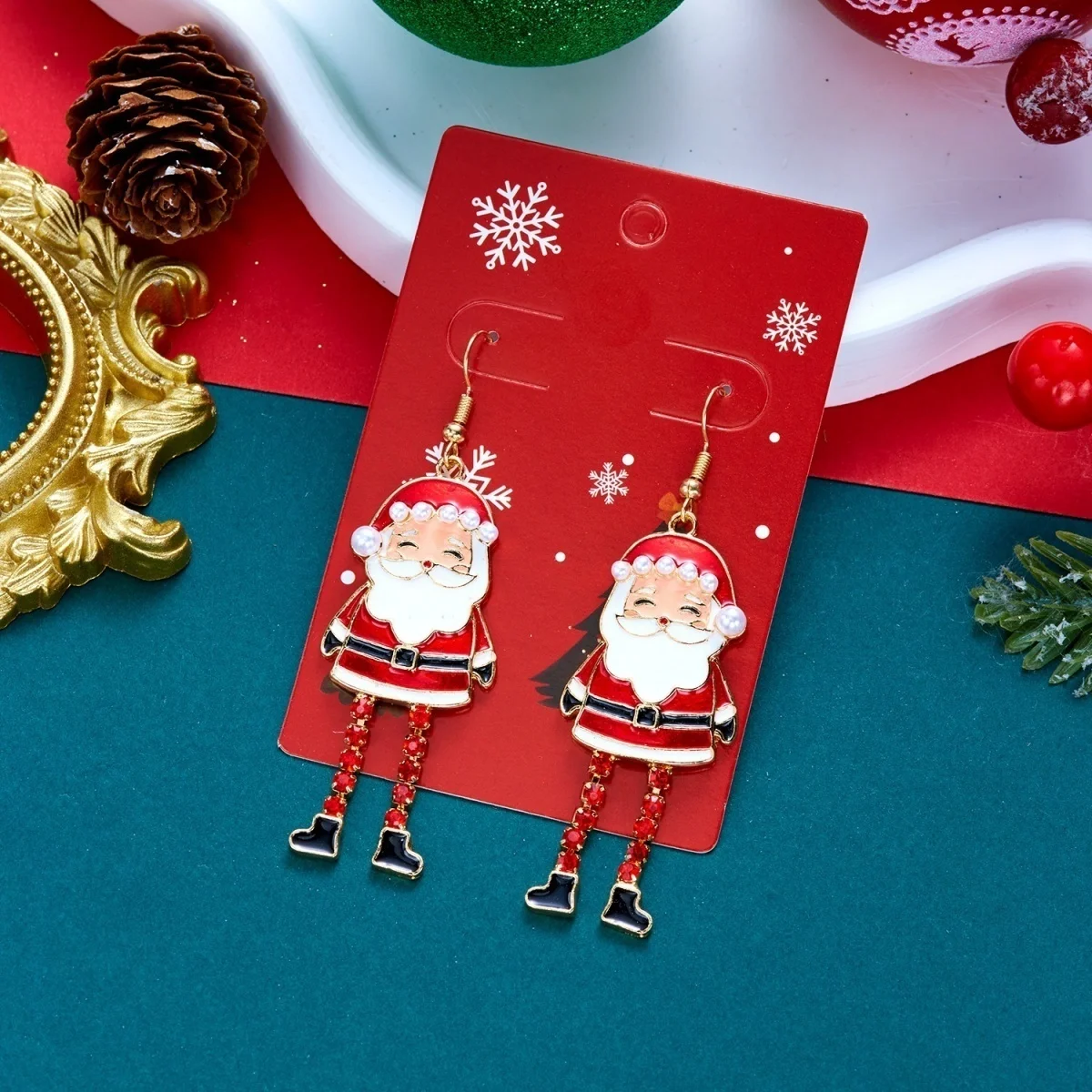 Weihnachtliche kreative Ohrhänger mit simulierten Perlen und langen Beinen im Weihnachtsmann-Design für Damen, Neujahrs-Ohrschmuck mit Lebkuchenmann und Schneemann. – Detail 25