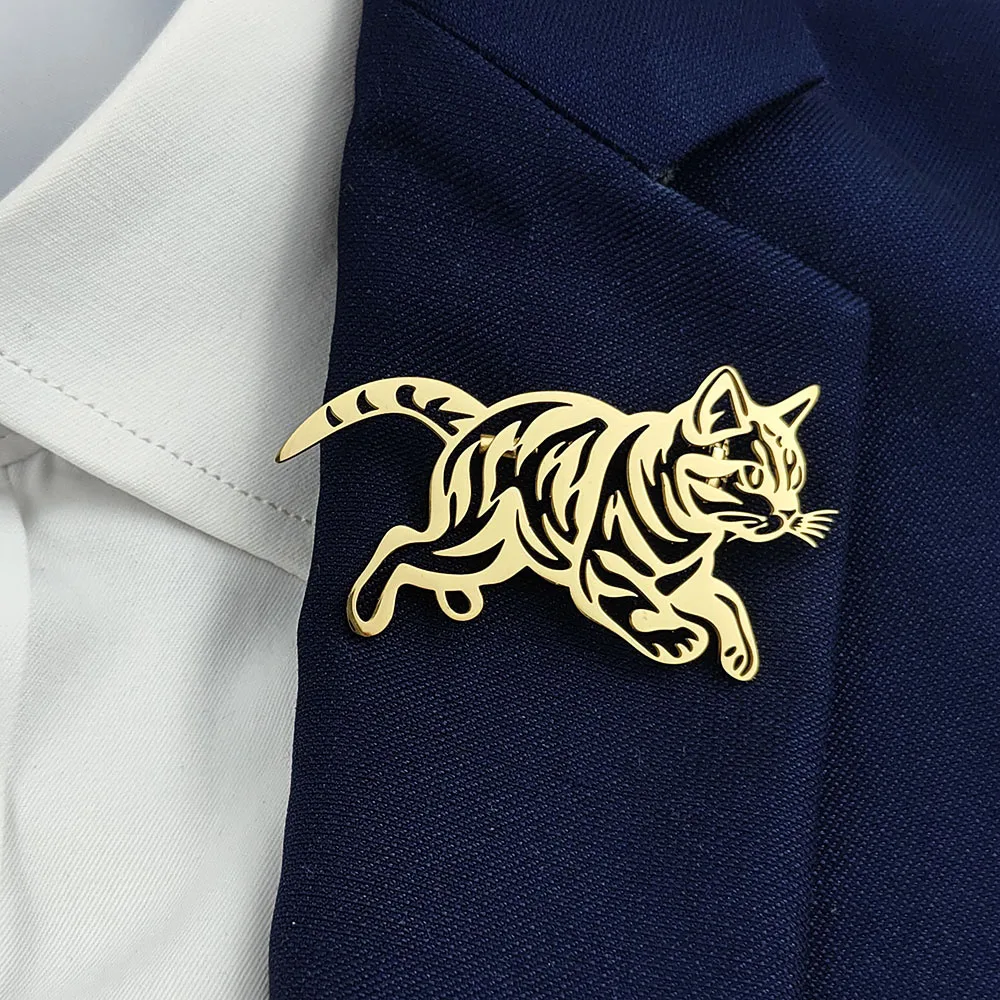 

Original design cat hollow stainless steel gold-plated 18K brooch, suit lapel pin, men's formal dress accessories