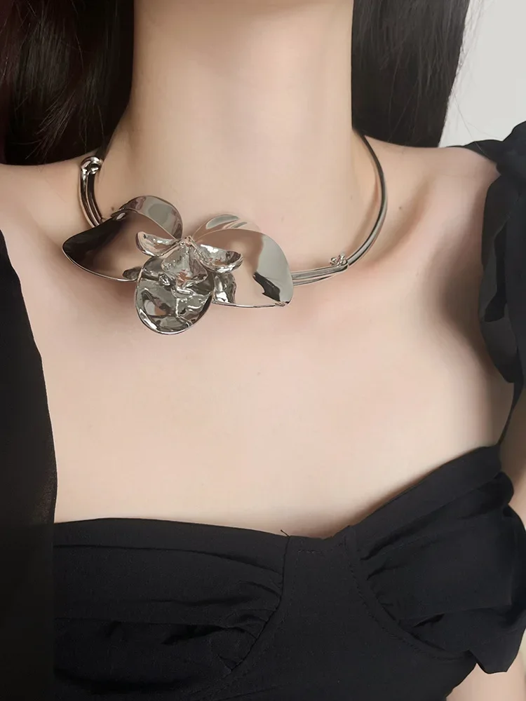 

American exaggerated metal three-dimensional big flower new popular Internet celebrity temperament necklace