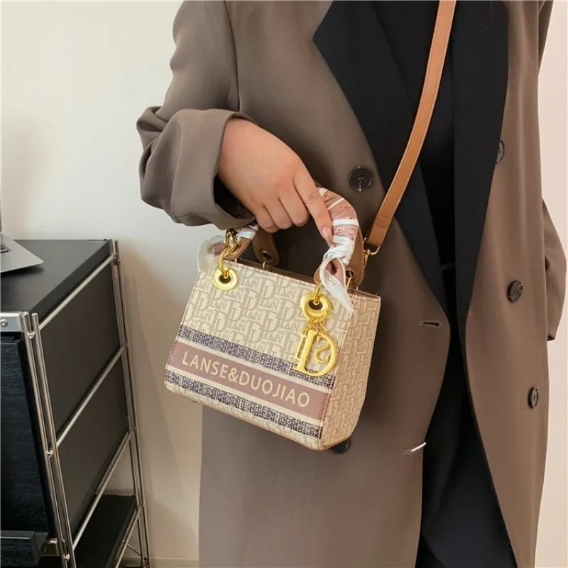 

Женская шикарная сумка через плечо, современный дизайн для модных мероприятий и социальных встреч, стильная массивная деталь