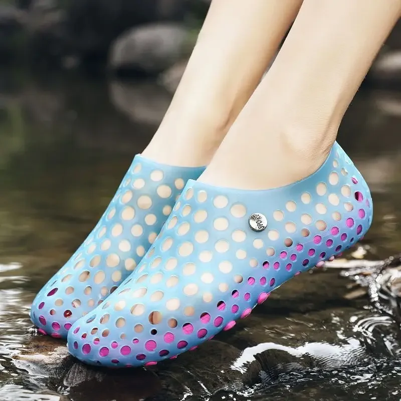 

Нескользящие мужские сандалии, сверхлегкая дышащая обувь с отверстиями, новая модная цветная оптовая продажа, удобная летняя мужская обувь по низкой цене, 2025 г.