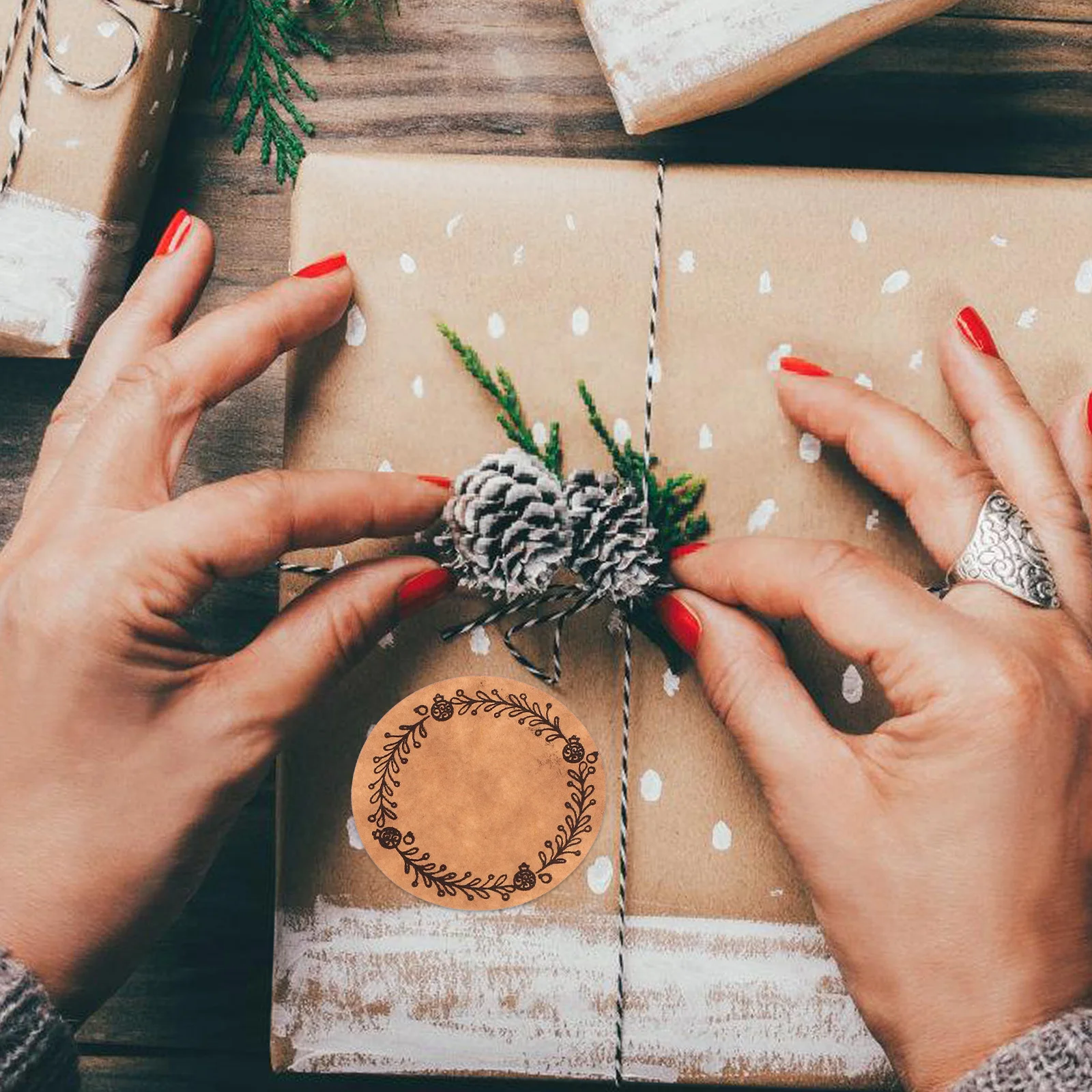 600 قطعة أوراق لاصقة مستديرة تسميات كرافت احتفالية لزجاجات الجرار بطاقات هدايا الحفلات الزفاف الخبز الحرف DIY بها بنفسك الديكور الختم