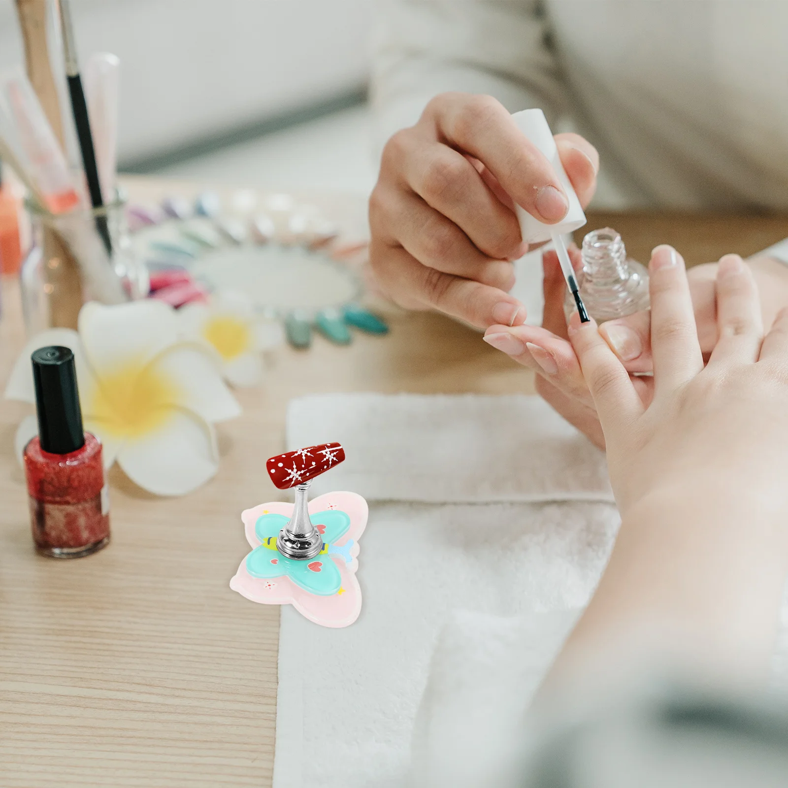 

Portable 3D Butterfly Acrylic Nail Art Stand Double Layer Design for Salon Display and Storage Manicure Paper Nail Forms