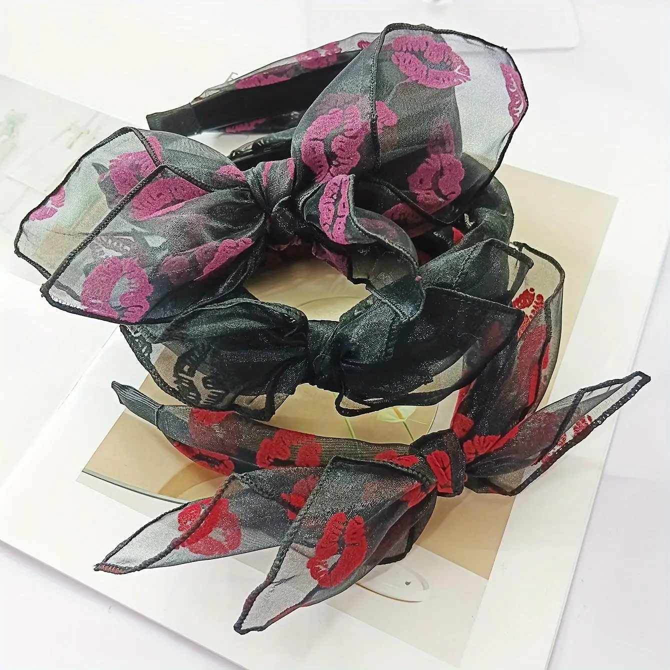 1 buah ikat kepala grafis bermotif bibir tidak beraturan wanita kepala lebar elegan dan bergaya, cocok untuk pesta sehari-hari atau mengambil foto