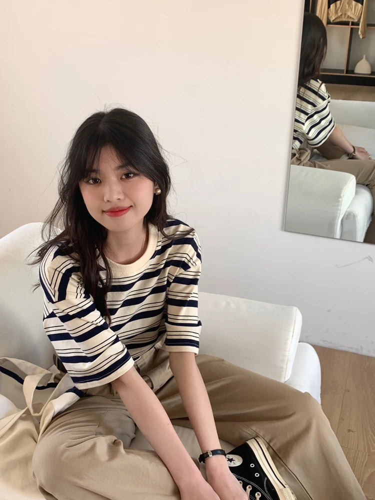 تي شيرت نسائي مخطط بأكمام قصيرة للتخسيس فضفاض برقبة دائرية على الطراز الكوري لصيف 2023 موضة جديدة غير رسمية