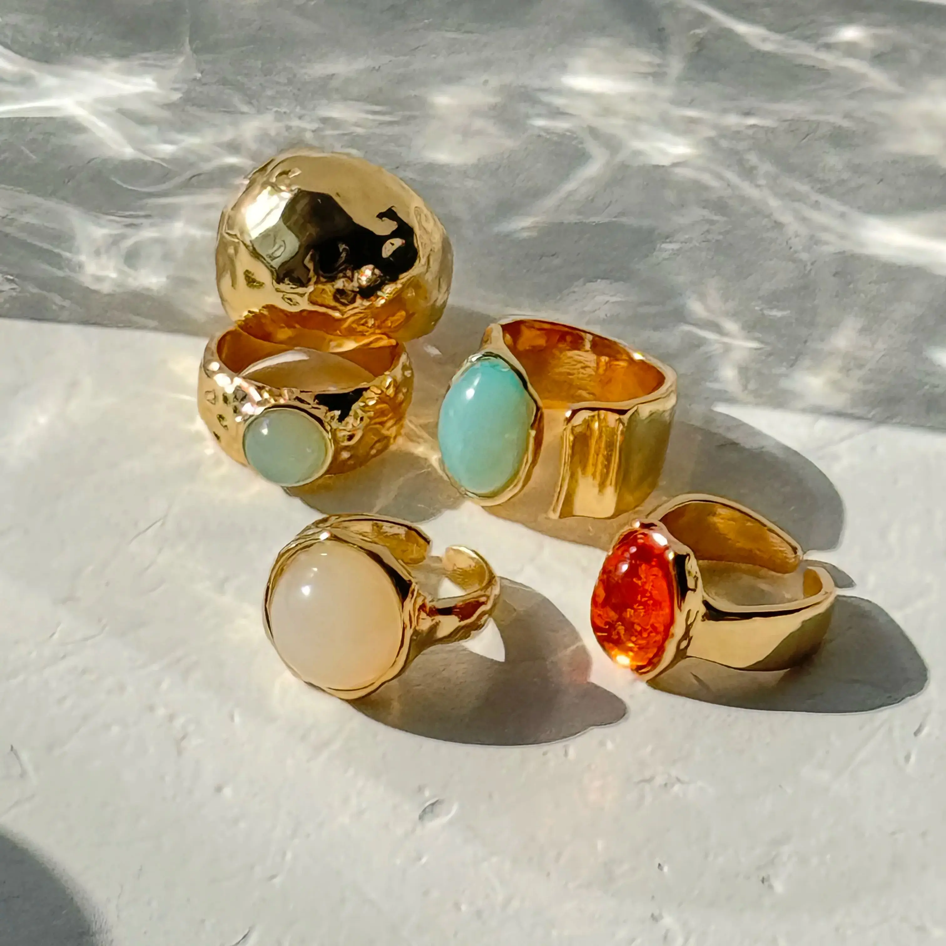 مجموعة مكونة من 5 قطع من خواتم الأكريليك الذهبية الزرقاء والفضية والمجوهرات النسائية العصرية القابلة للتكديس اليومي على الطراز المفتوح غير النظامية INS