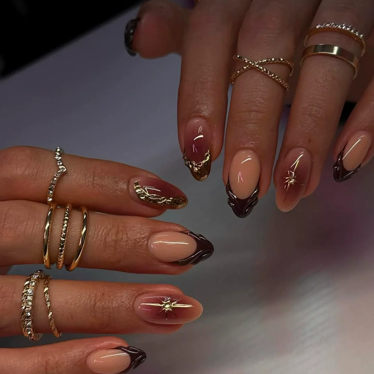 24 ชิ้น 3D ไวน์แดง Ripple Design เล็บปลอมภาษาฝรั่งเศสคําดอกไม้รูปแบบอัลมอนด์เล็บเคล็ดลับ Golden Stripes สวมใส่เล็บสําหรับสาวร้อน