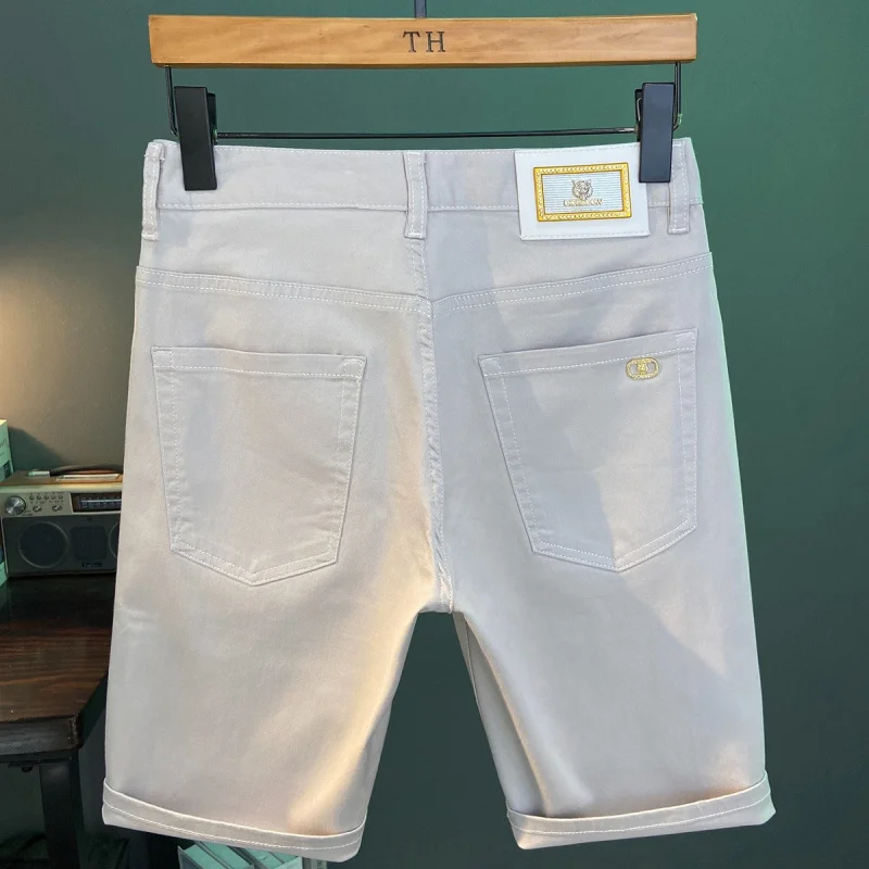 

Белые повседневные шорты, мужские летние тонкие стильные брюки 2024, новые молодежные брюки средней длины, трендовые облегающие джинсовые брюки «пять четвертей»