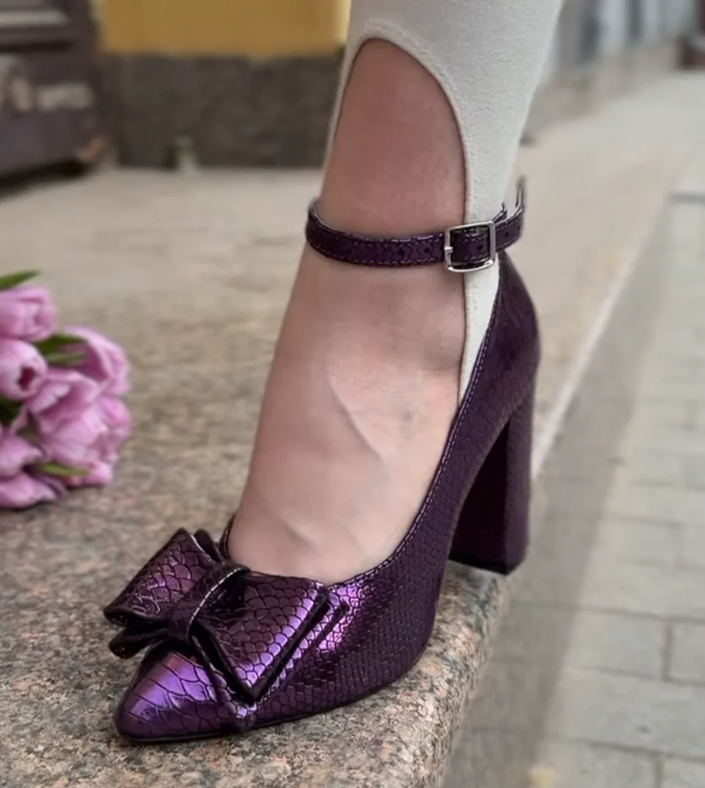 

Женские туфли на высоком каблуке с острым носком, блестящие, фиолетовые, с тиснением под змею, с бантом, на массивном каблуке, с ремешком и пряжкой, в сексуальном стиле