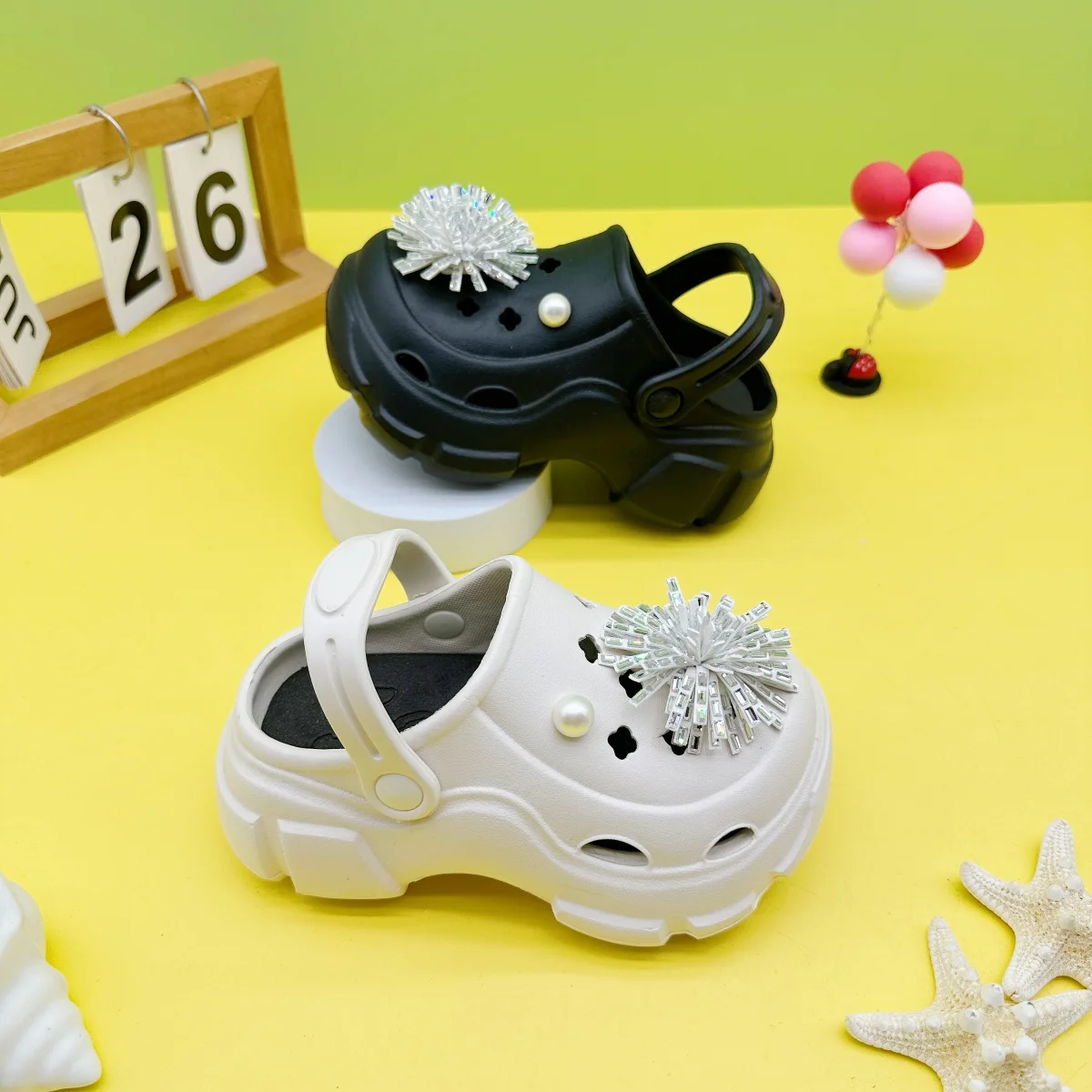 New Fashionable Versatile Cartoon Pearl Rhinestone Pom-Pom Clogs with Soft Non-Slip Soles, Closed-Toe Sandals for Boys and Girls, Model 606 - view 2