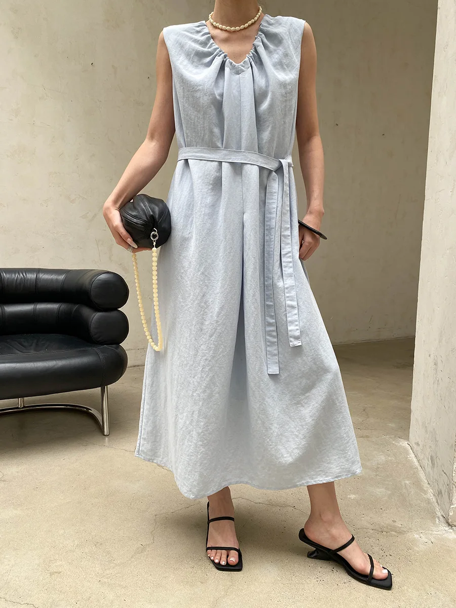 Sommerliches Damenkleid in unifarbenem, plissiertem Design mit V-Ausschnitt, Schnürung an der Taille und schlankmachendem, ärmellosem Schnitt. – Detail 7